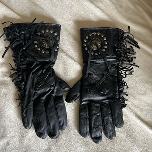 Women’s vintage Willie G Gauntlet fringe leather gloves, size small.